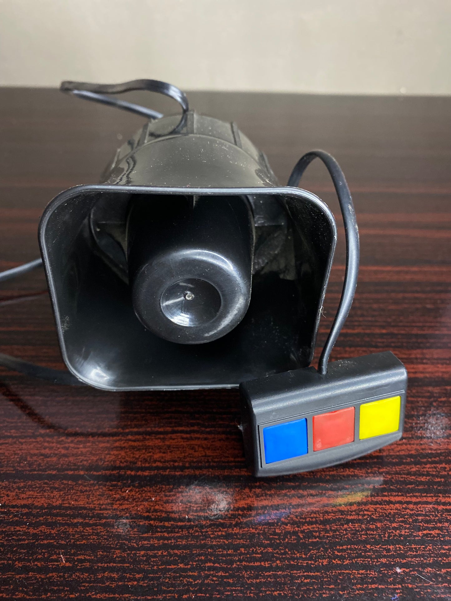 POLICE HORN WITH BUTTON (SHINE ON WHEELS)